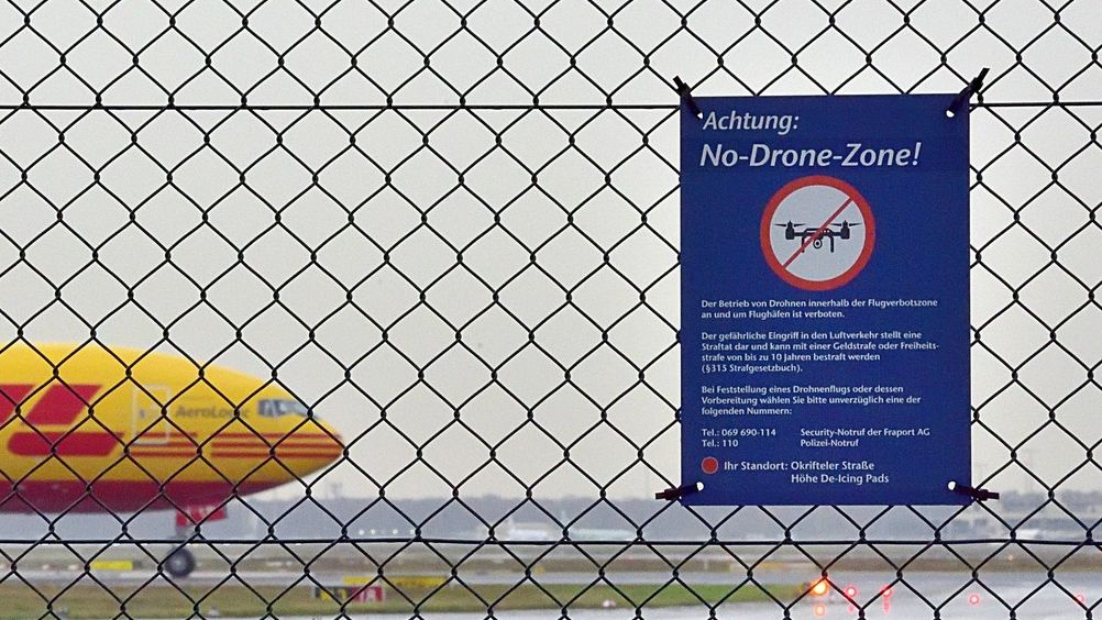 Německo investuje miliardy do obrany letišť proti dronům